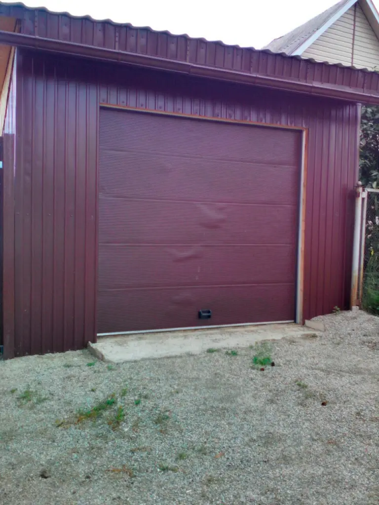 Дверь гаража вспученная Дверь гаража вспученная