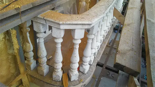 Забрызганные перила и мраморная плитка