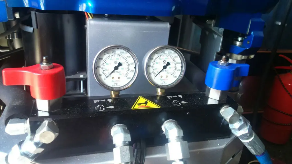 Полностью открываем воздушные клапаны на пневматических насосах Полностью открываем воздушные клапаны на пневматических насосах